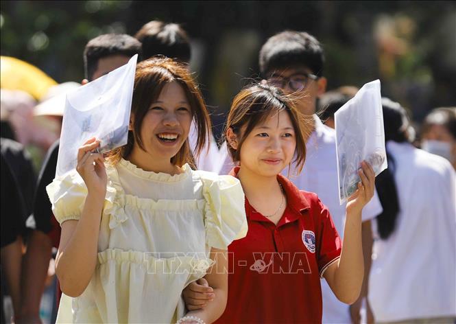 Thí sinh rạng rỡ rời phòng thi sau khi kết thúc môn thi cuối cùng tại điểm thi Trường THPT Tô Hiệu. Ảnh: Trọng Đạt-TTXVN