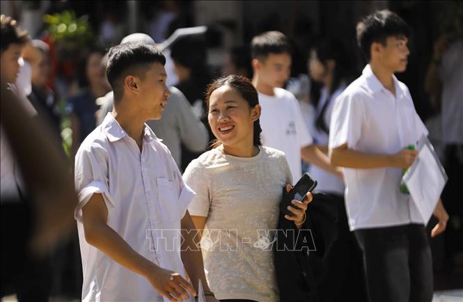Thí sinh chia sẻ niềm vui làm được bài với mẹ tại điểm thi trường THPT Tô Hiệu. Ảnh: Trọng Đạt-TTXVN