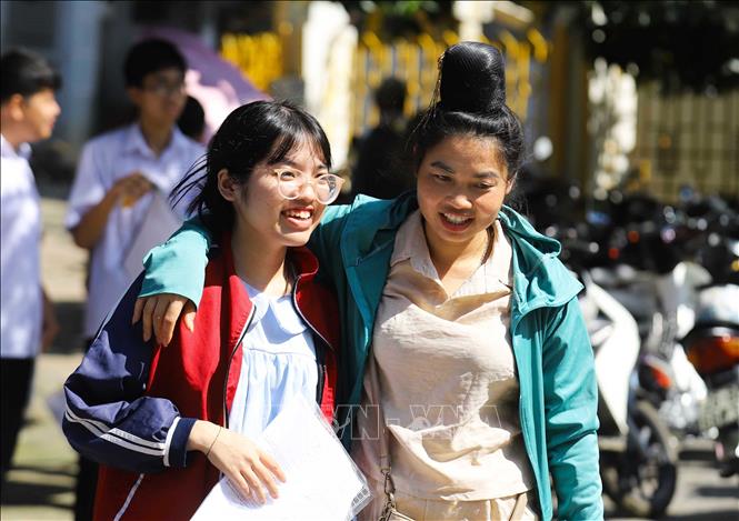 Niềm vui thí sinh và phụ huynh sau khi kết thúc môn thi cuối cùng tại điểm thi Trường THPT Tô Hiệu. Ảnh: Trọng Đạt-TTXVN