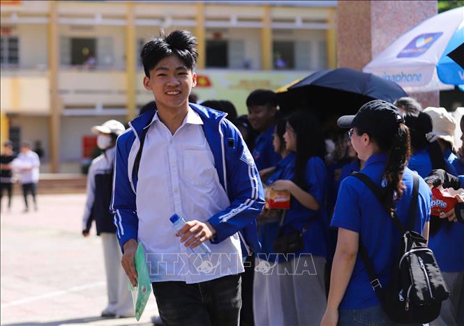 Niềm vui thí sinh sau khi kết thúc môn thi cuối cùng tại điểm thi Trường THPT Tô Hiệu. Ảnh: Trọng Đạt-TTXVN
