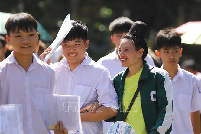 Niềm vui thí sinh và phụ huynh sau khi kết thúc môn thi cuối cùng tại điểm thi Trường THPT Tô Hiệu. Ảnh: Trọng Đạt-TTXVN