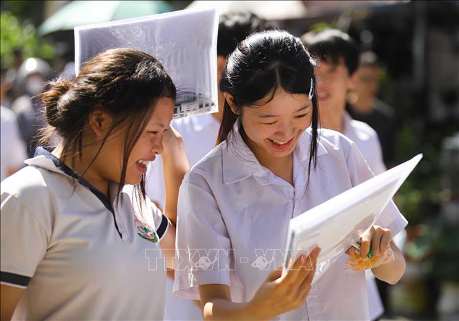 Niềm vui thí sinh sau khi kết thúc môn thi cuối cùng tại điểm thi Trường THPT Tô Hiệu. Ảnh: Trọng Đạt-TTXVN