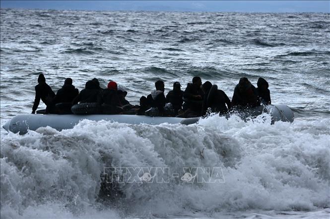 Người di cư trên trên thuyền ở ngoài khơi đảo Lesbos, Hy Lạp. Ảnh: THX/TTXVN