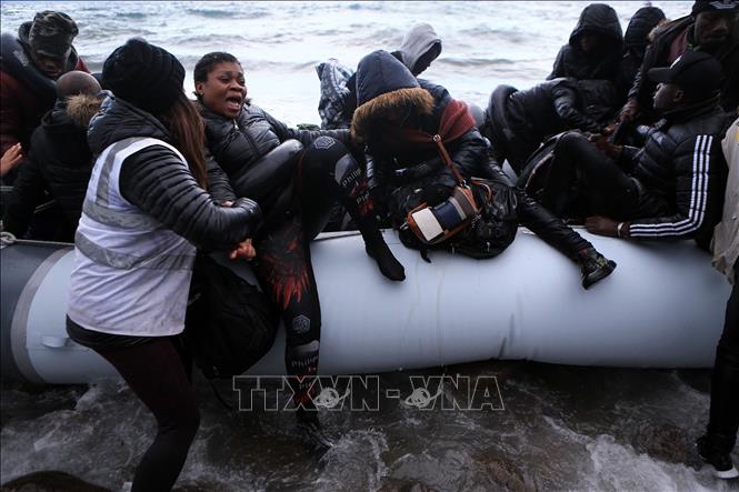 Người di cư được giải cứu ngoài khơi đảo Lesbos, Hy Lạp. Ảnh: THX/TTXVN