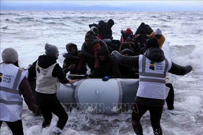 Người di cư được giải cứu ngoài khơi đảo Lesbos, Hy Lạp. Ảnh: THX/TTXVN