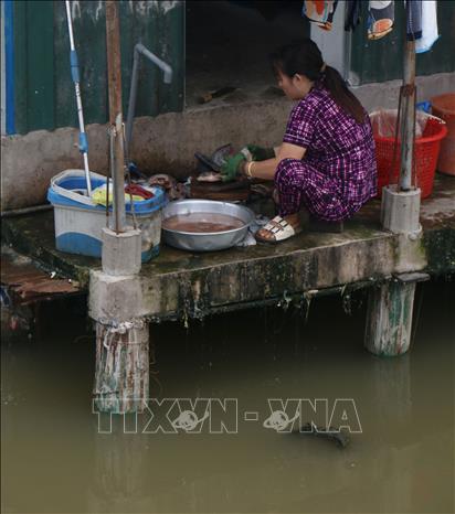 Tập quán sinh sống cạnh kênh rạch của người dân Cần Thơ là bài toán khó trong xử lý rác thải, nhất là địa bàn nông thôn hiện nay. Ảnh: Duy Khương – TTXVN