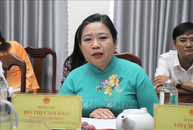 Bà Hồ Thị Cẩm Đào, Chủ tịch Ủy ban MTTQ Việt Nam thành phố Cần Thơ phát biểu tại buổi làm việc. Ảnh: Thu Hiền - TTXVN