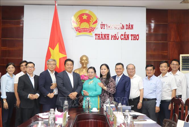 Đại diện chính quyền thành phố Cần Thơ và Công ty Cổ phần Dawon Food Service (Hàn Quốc) chụp ảnh lưu niệm. Ảnh: Thu Hiền - TTXVN