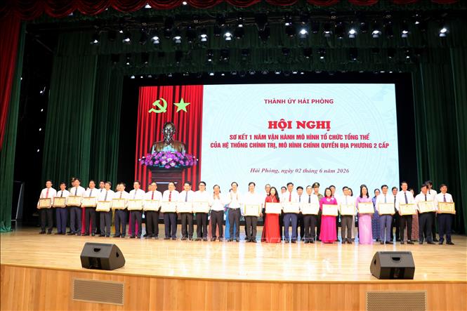 Khen thưởng các tập thể, cá nhân có thành tích trong vận hành mô hình tổ chức tổng thể của hệ thống chính trị, mô hình chính quyền địa phương 2 cấp. Ảnh: Mạnh Tú - TTXVN