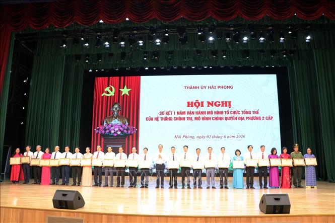 Khen thưởng các tập thể, cá nhân có thành tích trong vận hành mô hình tổ chức tổng thể của hệ thống chính trị, mô hình chính quyền địa phương 2 cấp. Ảnh: Mạnh Tú - TTXVN