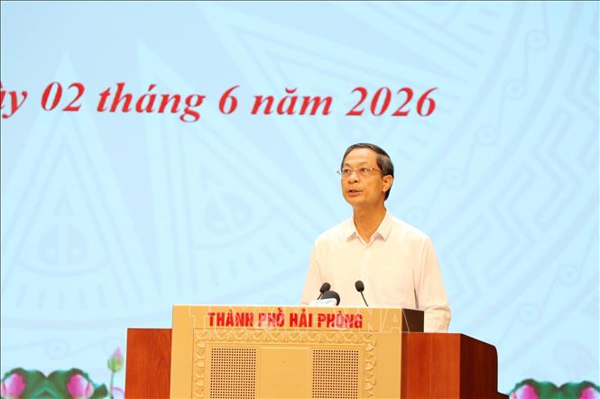 Phó Bí thư thường trực Thành ủy Hải Phòng Đỗ Mạnh Hiến điều hành thảo luận tại Hội nghị. Ảnh: Mạnh Tú - TTXVN