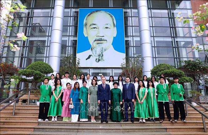 Đại sứ Gennady Bezdetko cùng phu nhân và đoàn công tác Đại sứ quán Liên bang Nga tại Việt Nam chụp ảnh chung với giáo viên, học sinh nhà trường. Ảnh: Thanh Tùng - TTXVN
