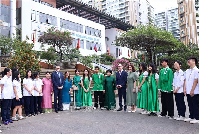 Đại sứ Gennady Bezdetko và đoàn công tác Đại sứ quán Liên bang Nga thăm Trường THPT chuyên Hà Nội - Amsterdam. Ảnh: Thanh Tùng - TTXVN
