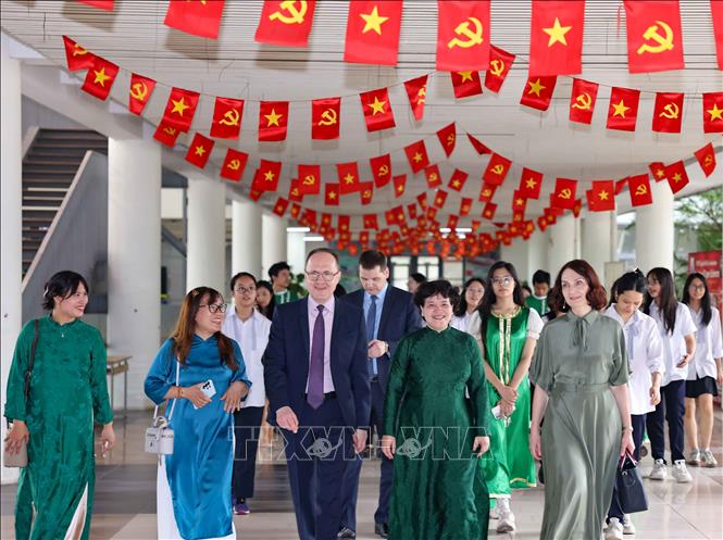 Đại sứ Gennady Bezdetko và đoàn công tác Đại sứ quán Liên bang Nga thăm Trường THPT chuyên Hà Nội - Amsterdam. Ảnh: Thanh Tùng - TTXVN