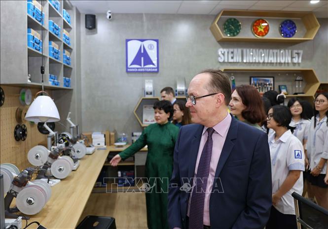 Đại sứ LB Nga Gennady Bezdetko cùng đoàn công tác tham quan phòng Stem 57 của nhà trường. Ảnh: Thanh Tùng - TTXVN