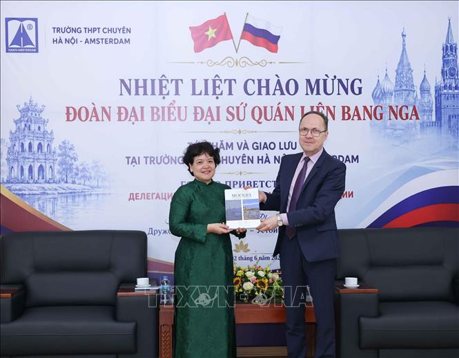 Đại sứ LB Nga tại Việt Nam Gennady Bezdetko tặng quà cho nhà trường. Ảnh: Thanh Tùng - TTXVN