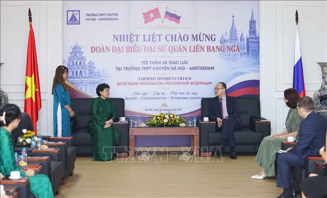 Đại sứ LB Nga Gennady Bezdetko trao đổi với Hiệu trưởng Trường THPT chuyên Hà Nội - Amsterdam Trần Thùy Dương. Ảnh: Thanh Tùng - TTXVN