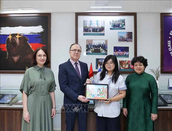 Học sinh nhà trường tặng Đại sứ Gennady Bezdetko và phu nhân bức tranh lưu niệm. Ảnh: Thanh Tùng - TTXVN