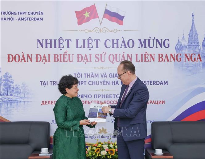Đại sứ LB Nga tại Việt Nam Gennady Bezdetko tặng quà lưu niệm cho nhà trường. Ảnh: Thanh Tùng - TTXVN