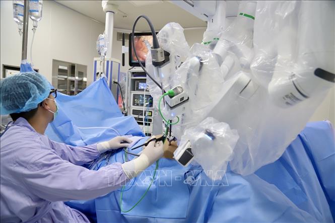 Với sự hỗ trợ của phẫu thuật nội soi robot, các bác sĩ đã thực hiện thành công ca mổ phức tạp. Ảnh: TTXVN phát