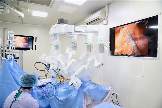 Với sự hỗ trợ của phẫu thuật nội soi robot, các bác sĩ đã thực hiện thành công ca mổ phức tạp. Ảnh: TTXVN phát