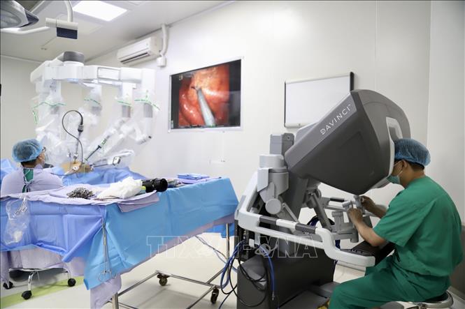 Với sự hỗ trợ của phẫu thuật nội soi robot, các bác sĩ đã thực hiện thành công ca mổ phức tạp. Ảnh: TTXVN phát