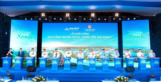Các đại biểu thực hiện nghi thức khởi công Khu công nghiệp số 02 – Hưng Yên (giai đoạn 1). Ảnh: Đinh Văn Nhiều - TTXVN