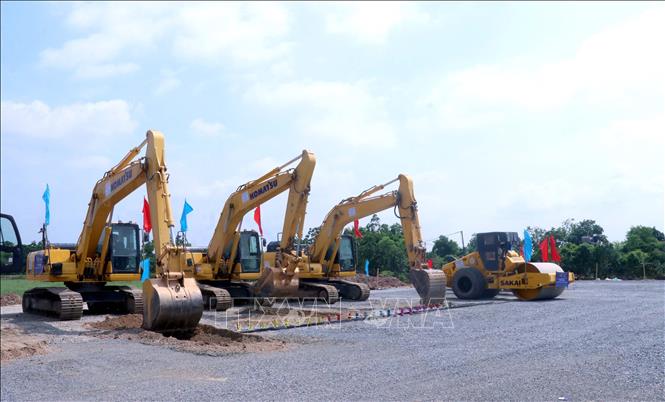 Tập đoàn Hòa Phát huy động nhiều máy móc, phương tiện để thi công hạ tầng Khu công nghiệp số 02 - Hưng Yên. Ảnh: Đinh Văn Nhiều - TTXVN