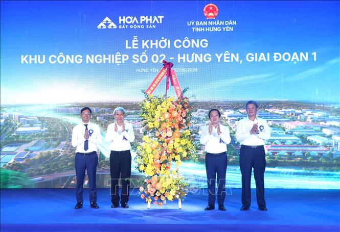 Lãnh đạo tỉnh Hưng Yên tặng hoa chúc mừng Tập đoàn Hòa Phát tại lễ khởi công Khu công nghiệp số 02 – Hưng Yên (giai đoạn 1). Ảnh: Đinh Văn Nhiều - TTXVN