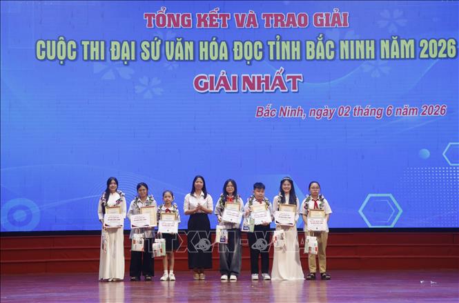 Các thí sinh đạt giải nhất được Trung tâm Tiếng Anh Ielts fighter and Ms Hoa Junior trao tặng học bổng. Ảnh: Thanh Thương - TTXVN