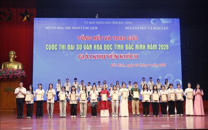 Ban tổ chức trao giải Khuyến khích cho các đội. Ảnh: Thanh Thương - TTXVN
