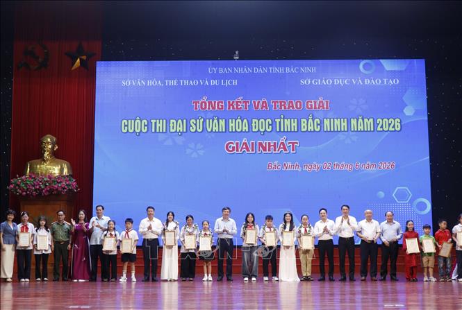 Ban tổ chức trao giải Nhất cho các thí sinh. Ảnh: Thanh Thương- TTXVN