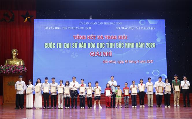 Ban tổ chức trao giải Nhì cho các thí sinh. Ảnh: Thanh Thương- TTXVN