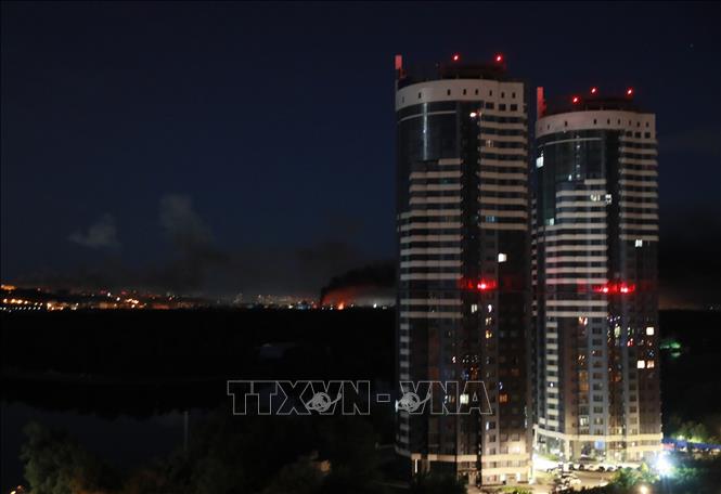 Khói và lửa bốc lên sau loạt tiếng nổ ở Kiev, Ukraine ngày 2/6/2026. Ảnh: THX/TTXVN