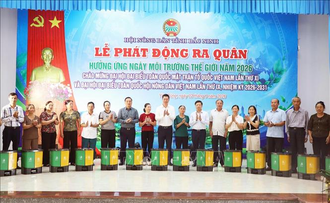 Các đồng chí lãnh đạo tỉnh Bắc Ninh tặng thùng đựng rác cho hội viên nông dân phường Yên Dũng. Ảnh: Việt Hùng – TTXVN