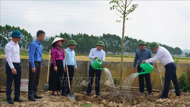 Các đồng chí lãnh đạo tỉnh Bắc Ninh tham gia trồng cây xanh trong khuôn viên Nhà văn hóa Tổ dân phố Đông Hương. Ảnh: Việt Hùng – TTXVN