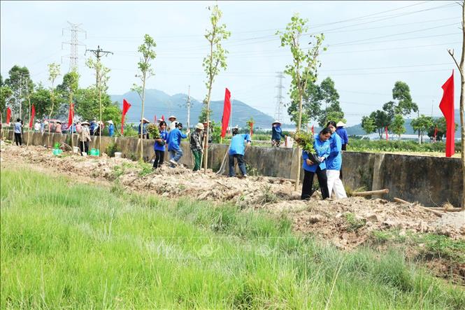 Hội viên Hội nông dân, đoàn viên thanh niên phường Yên Dũng tham gia trồng cây xanh, bảo vệ môi trường tại lễ phát động. Ảnh: Việt Hùng – TTXVN