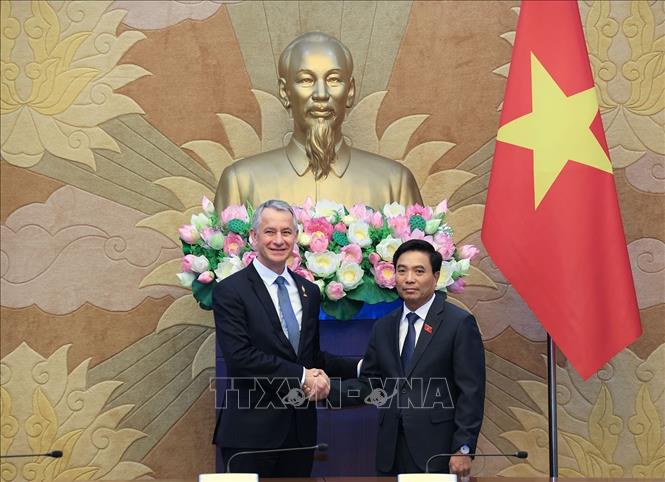 Phó Chủ tịch Quốc hội Nguyễn Doãn Anh và Chủ nhiệm Uỷ ban Quốc phòng và các Lực lượng vũ trang Hạ viện Pháp Jean-Michel Jacques. Ảnh: Tuấn Anh - TTXVN