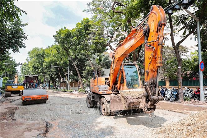 Nhiều thiết bị máy móc cỡ lớn hoạt động liên tục, khẩn trương thi công các hạng mục dụ án cống chống ngập tại khu vực phố Quang Trung - Thợ Nhuộm. Ảnh: Lê Đông - TTXVN