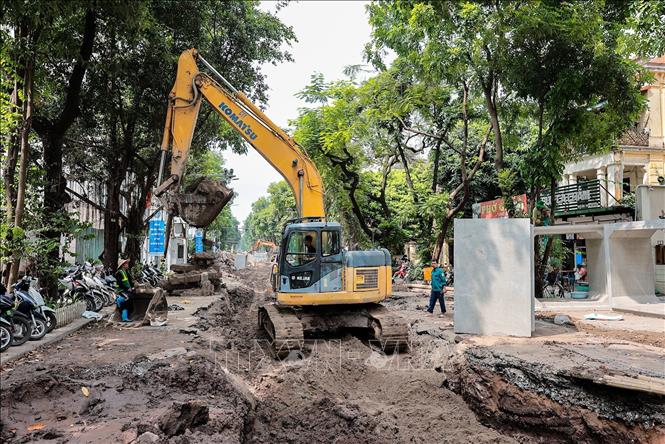 Dự án xây dựng, nâng cấp hệ thống cống ngầm trên phố Quang Trung đang được triển khai khẩn trương, phấn đấu hoàn thành trước mùa mưa năm 2026. Ảnh: Lê Đông - TTXVN