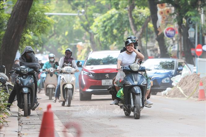 Bụi phát sinh từ khu vực thi công cống ngầm trên phố Tràng Thi khiến người tham gia giao thông gặp nhiều khó khăn khi lưu thông qua tuyến phố. Ảnh: Lê Đông - TTXVN