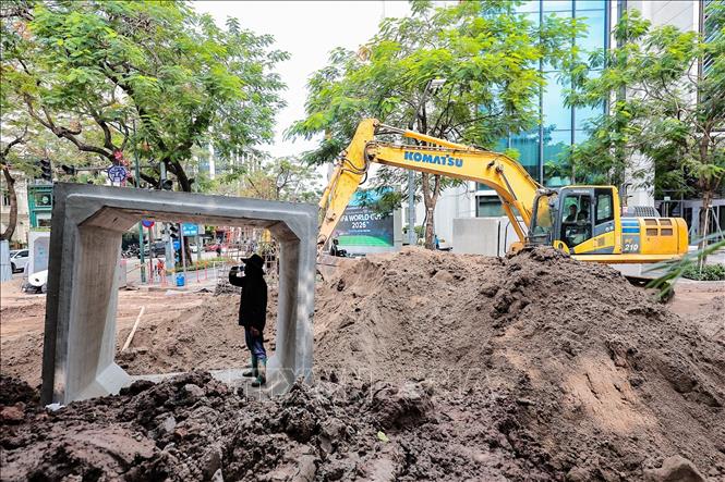 Công nhân và máy móc được huy động thi công hạng mục cống ngầm trên phố Quang Trung nhằm nâng cao năng lực tiêu thoát nước khu vực trung tâm Hà Nội. Ảnh: Lê Đông - TTXVN