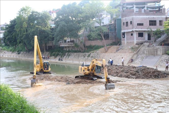 Nhà thầu huy động máy móc nạo vét, thanh thải lòng sông Hiến . Ảnh: Chu Hiệu - TTXVN