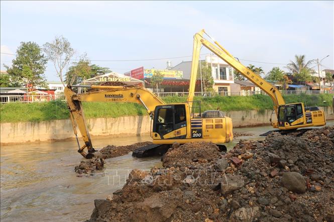 Nhà thầu huy động máy móc nạo vét, thanh thải lòng sông Hiến . Ảnh: Chu Hiệu - TTXVN