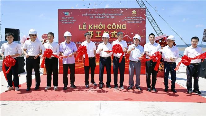 Các đại biểu thực hiện nghi thức khởi công. Ảnh: Văn Đức - TTXVN
