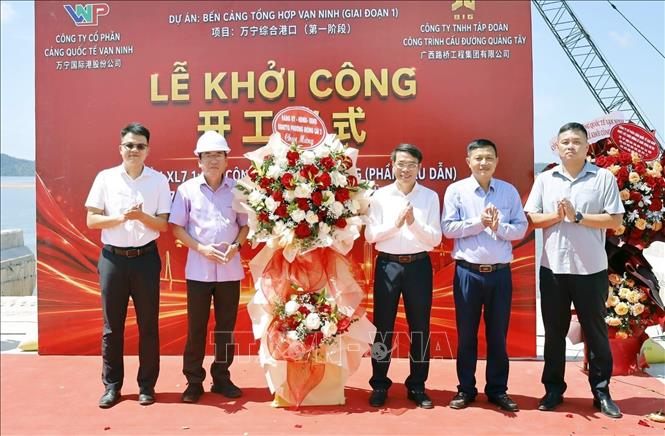 Các đại biểu tại Lễ khởi công. Ảnh: Văn Đức - TTXVN