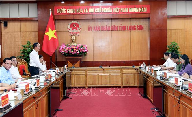 Quang cảnh cuộc làm việc giữa Đoàn công tác của Bộ Dân tộc và Tôn giáo với lãnh đạo UBND tỉnh Lạng Sơn. Ảnh: Văn Đạt - TTXVN