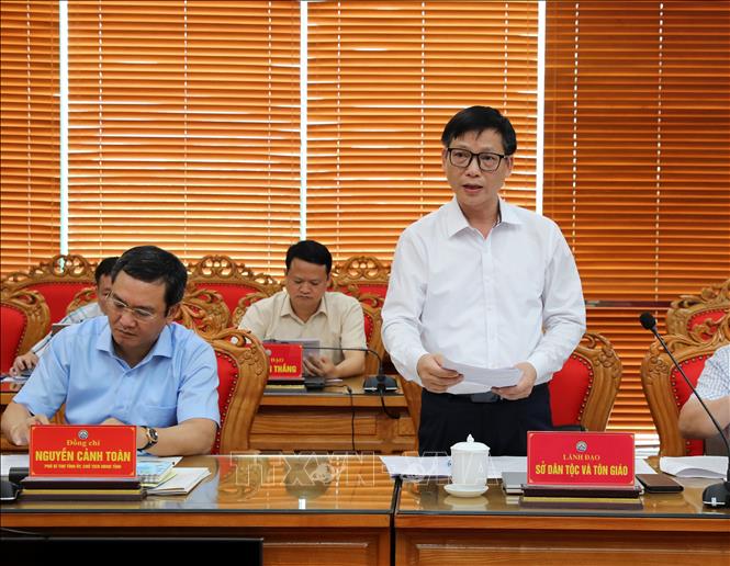 Lãnh đạo Sở Dân tộc và Tôn giáo tỉnh Lạng Sơn thông tin về công tác dân tộc, tôn giáo trên địa bàn tỉnh. Ảnh: Văn Đạt - TTXVN