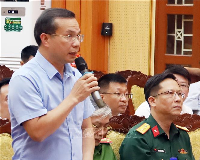 Đại diện lãnh đạo Sở Nội vụ tỉnh Ninh Bình giải đáp một số ý kiến, kiến nghị của đại diện các xã. Ảnh: Thanh Tuấn - TTXVN