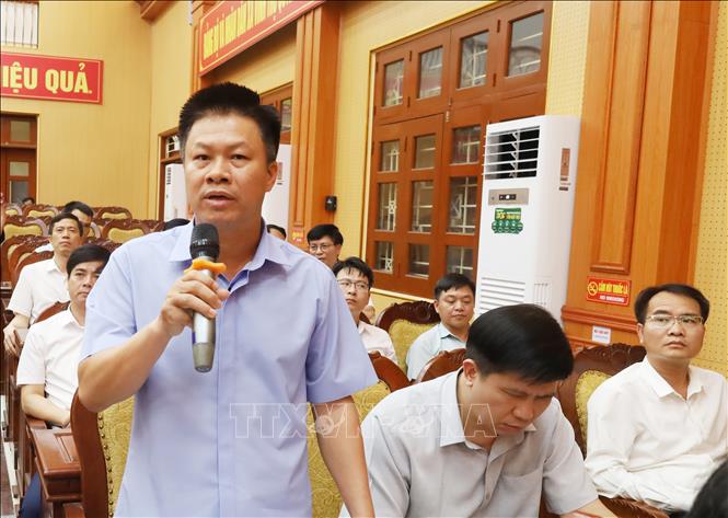 Phó Giám đốc Sở Nông nghiệp và Môi trường tỉnh Ninh Bình Tạ Hồng Điệp giải đáp một số ý kiến, kiến nghị của đại diện các xã. Ảnh: Thanh Tuấn - TTXVN